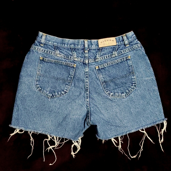 Vintage Plus Size Lee Riders Cut-Off Distressed Raw Hem Denim "Mom" Jean Shorts - Picture 4 of 10